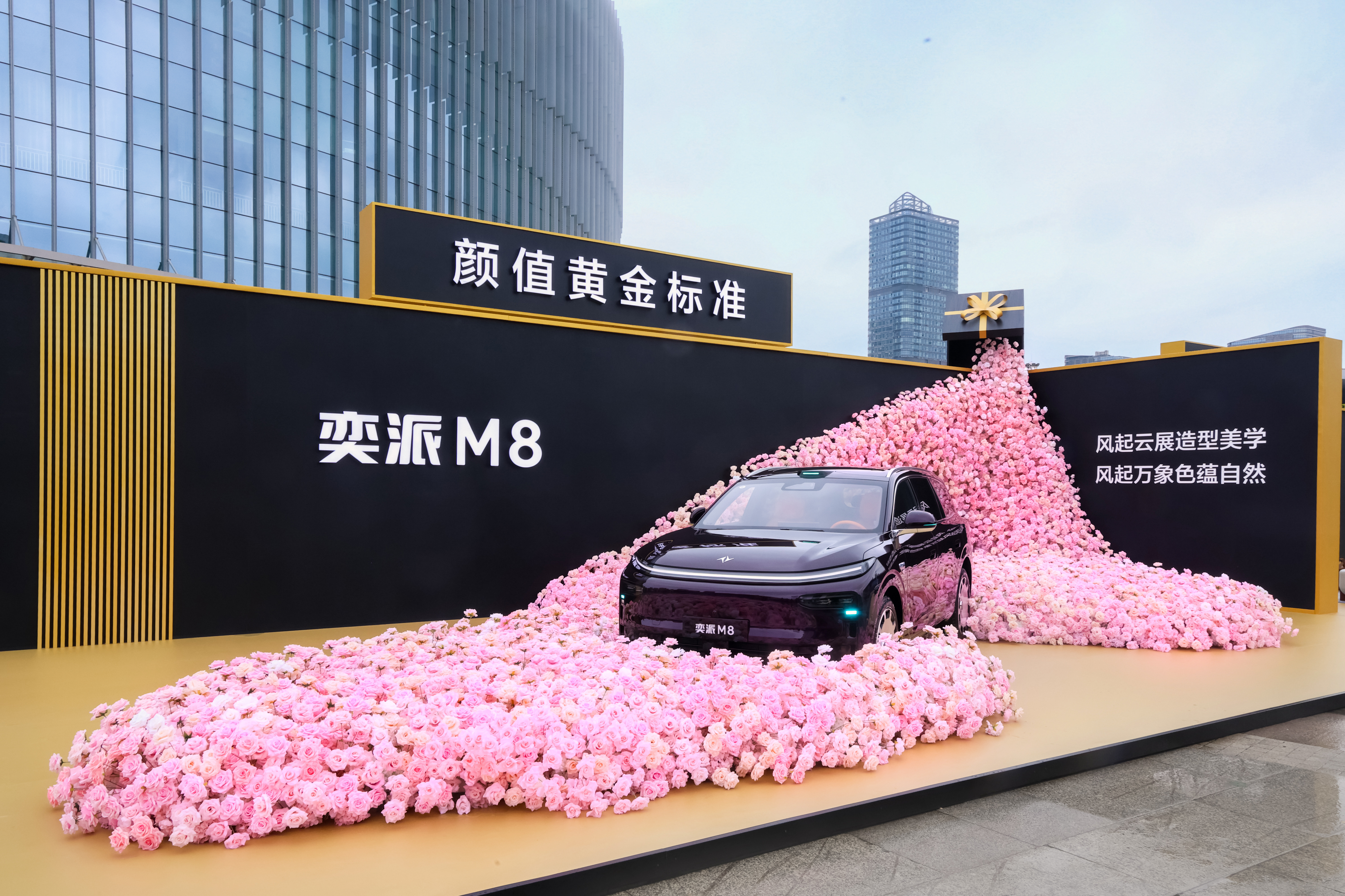 大六座SUV市场的价格带，正在被奕派M8重新校准。以前20万级只能买到配置缩水的