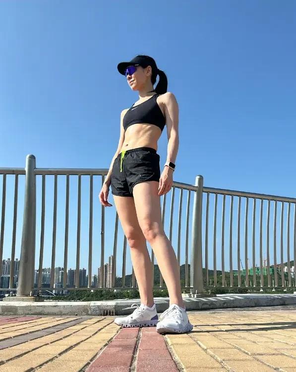 tvb花旦胡定欣晒跑步照，身材真好，马甲线清晰可见，妥妥的健康美！胡定欣刚出道时