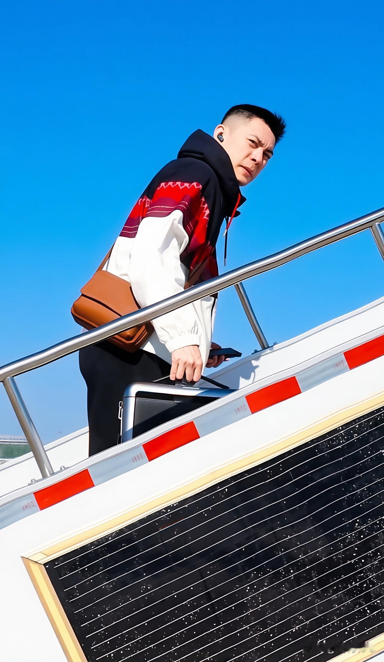 杨鸣，今日，从北京出发，飞湖北十堰，以CBDL推荐官身份，参加中国篮球发展联赛的