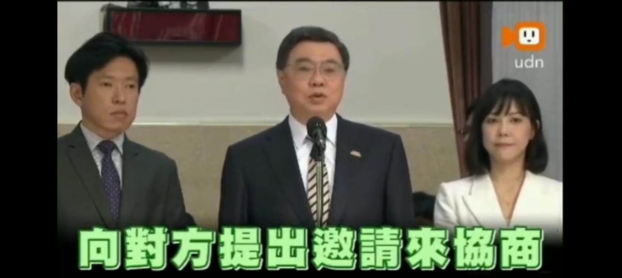 倒逼民进党主动开放，郑丽文功不可没。
一趟访陆行，
十项惠台政策，直溜溜冲开了两