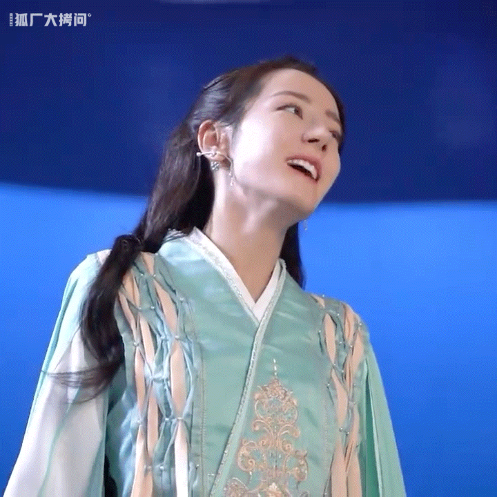 迪丽热巴路虎卫士全驭代言人迪丽热巴 dlrb 迪丽热巴 善心善言善行，自然会遇到