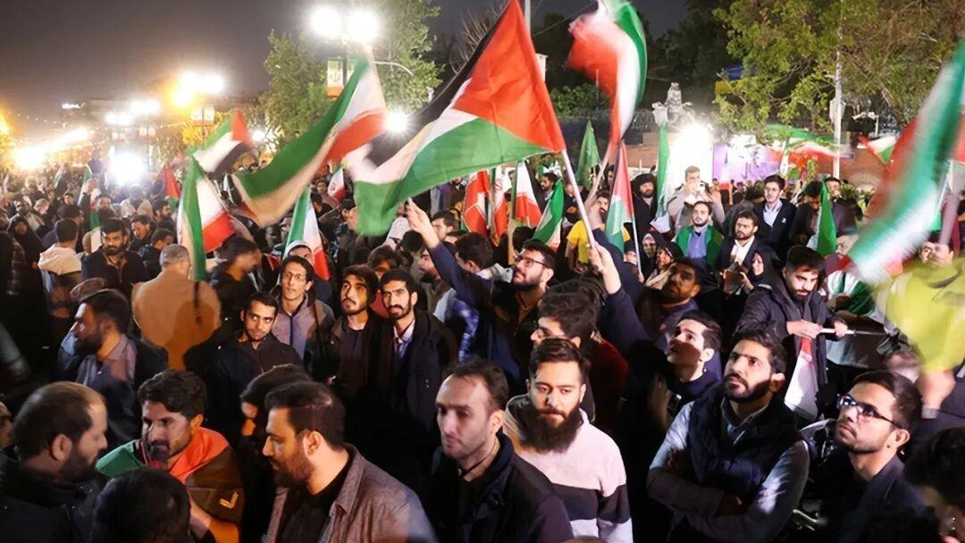 伊朗货币崩盘！普通人毕生积蓄一夜归零摘自基努吕维斯 ，作者高见君2026年2月底