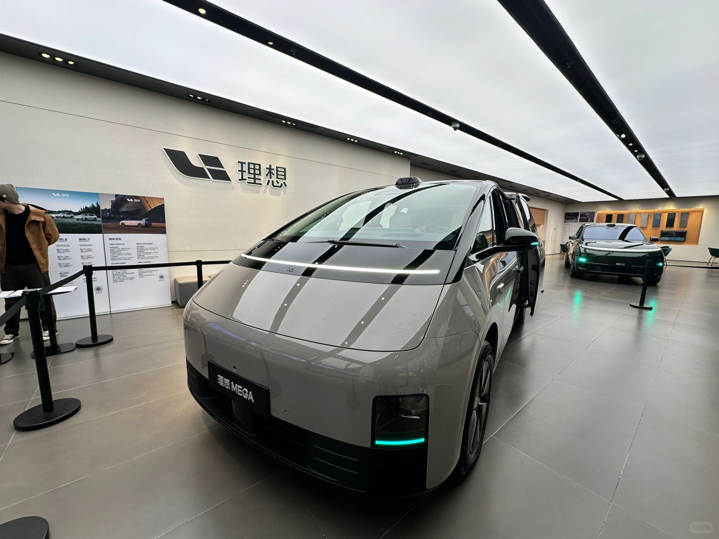 尴尬的鷶尕……
	
上，有钱人看不上，一个50万的车，也给不到多少社交货币价值
...