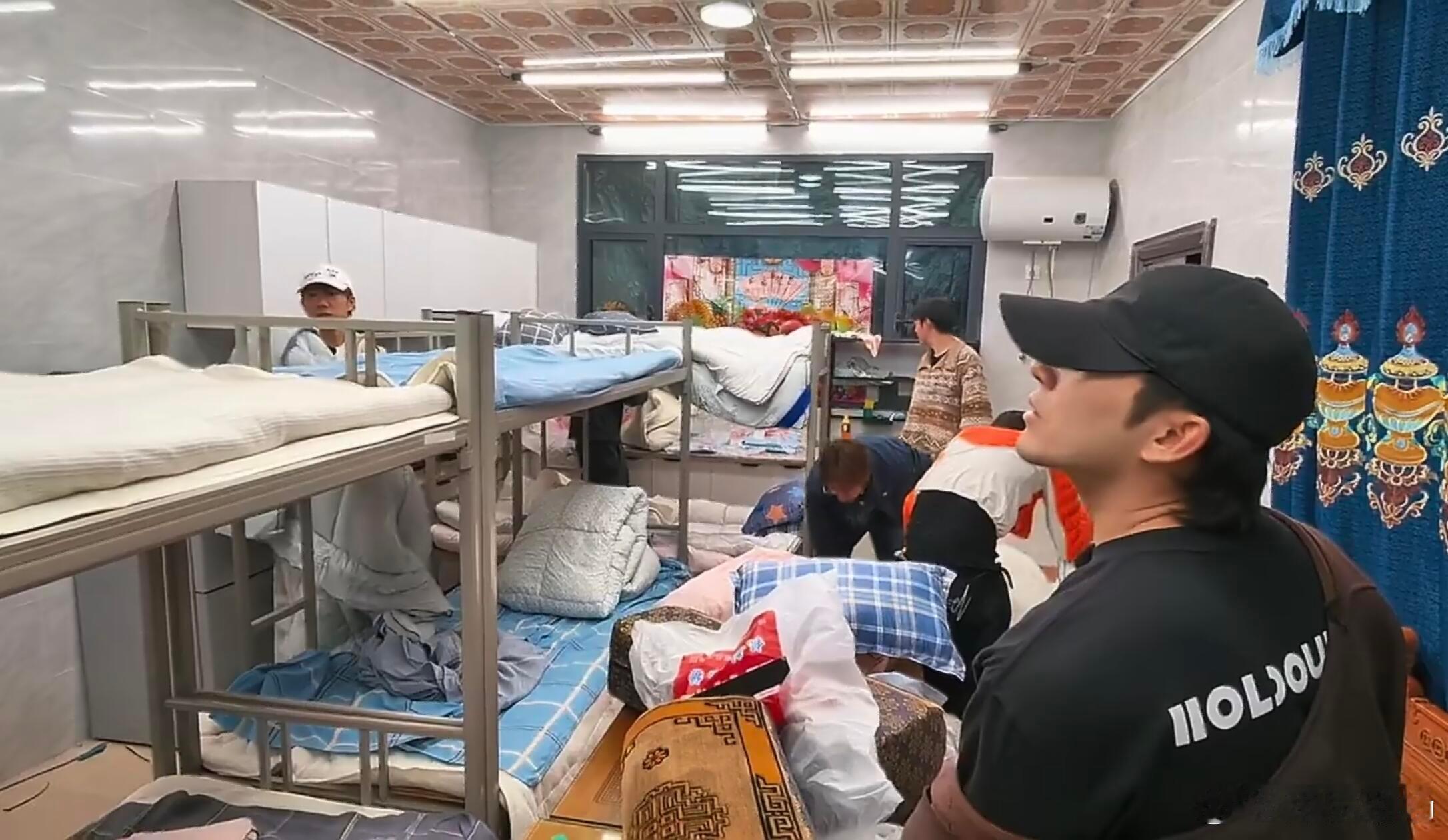 原来睡的是上下床 不敢想有多吵请把母带放出来!!怪不得李昊昨天说终于可以睡个好觉