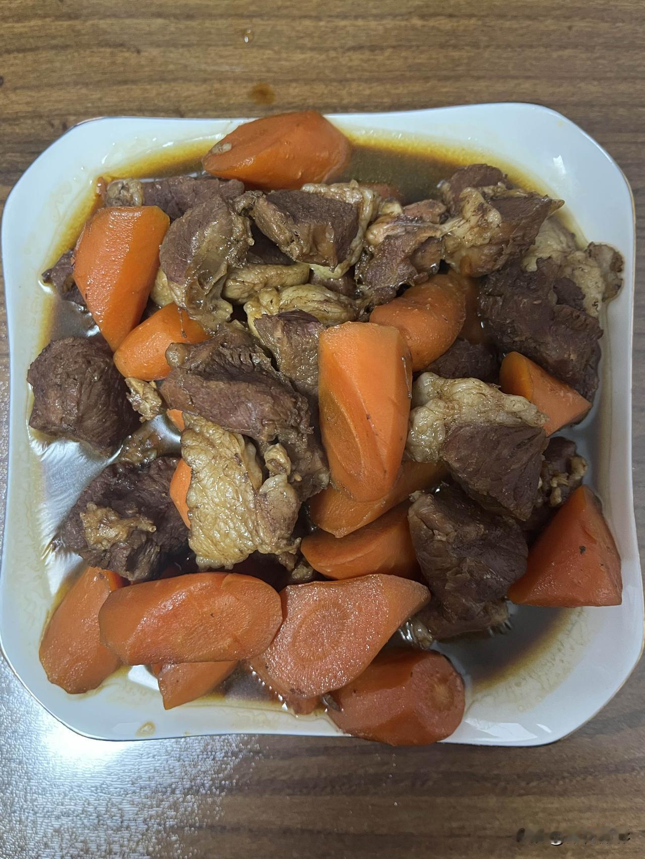 好友们晚上好！春安吉祥，晚餐香香！今天的晚餐：
红烧羊肉胡萝卜
素炒圆白菜
红薯