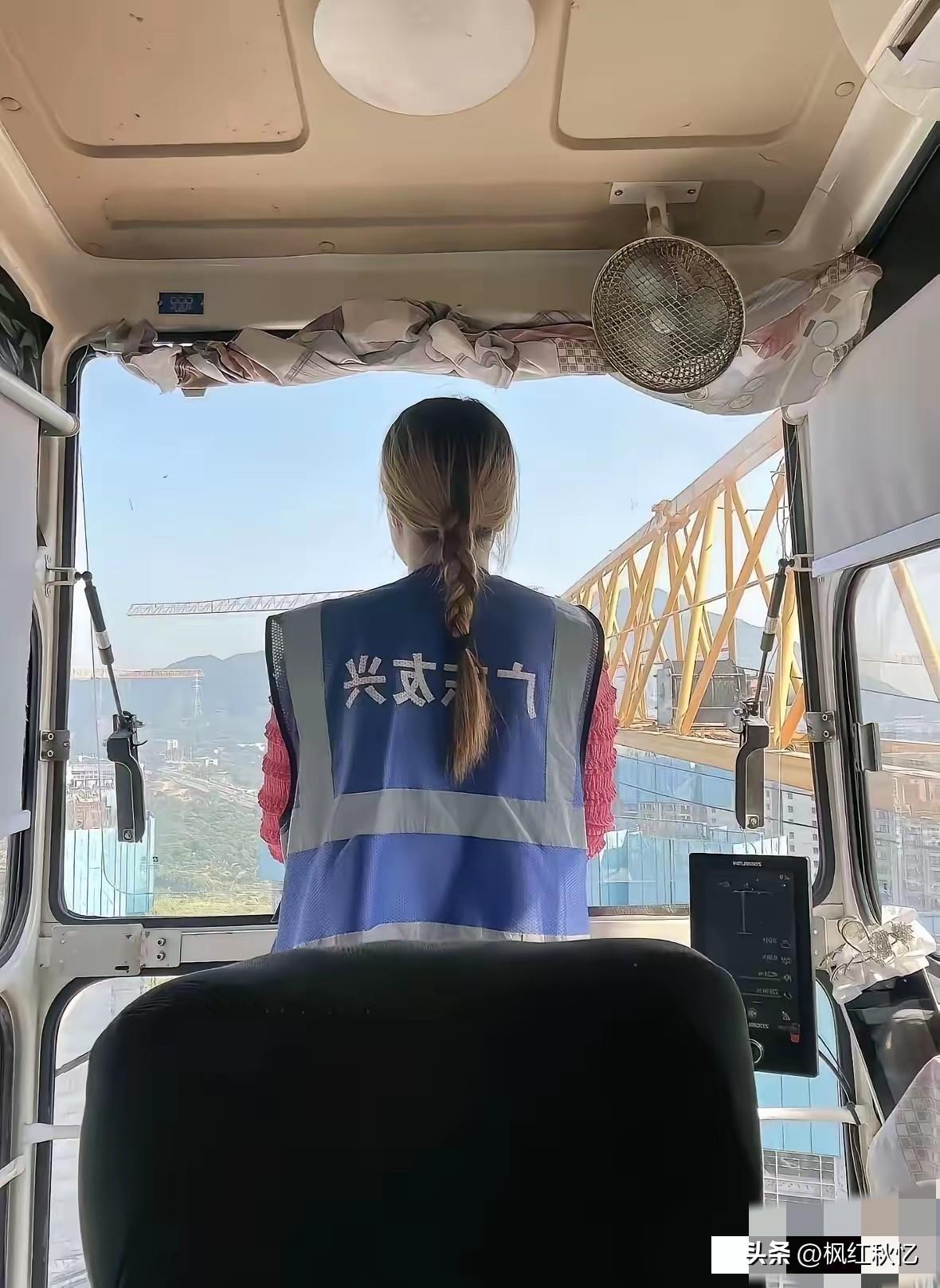 工地清退了一个塔吊女司机，四个月工资二万五一分没结。她没哭没闹，把安全帽扔进垃圾