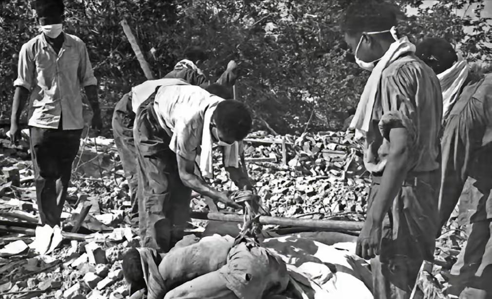 1976年，唐山大地震中，一座看守所倒塌，200多名囚犯跑出来，但是他们没有选择