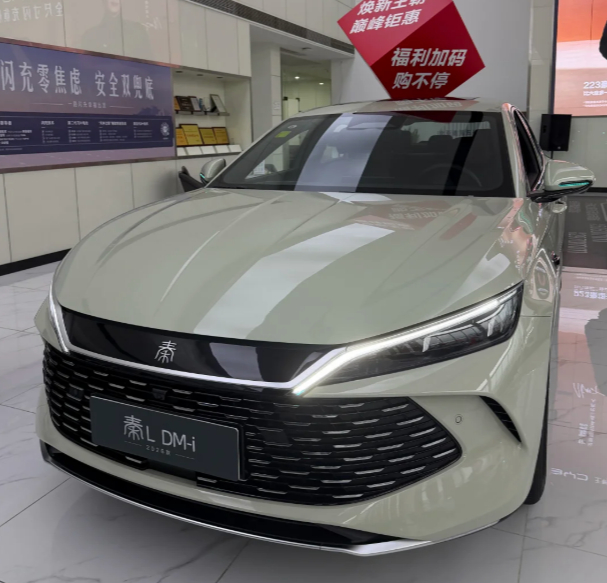 比亚迪 7月汽车总销量419,211辆，乘用车411,072辆；海外销售179,