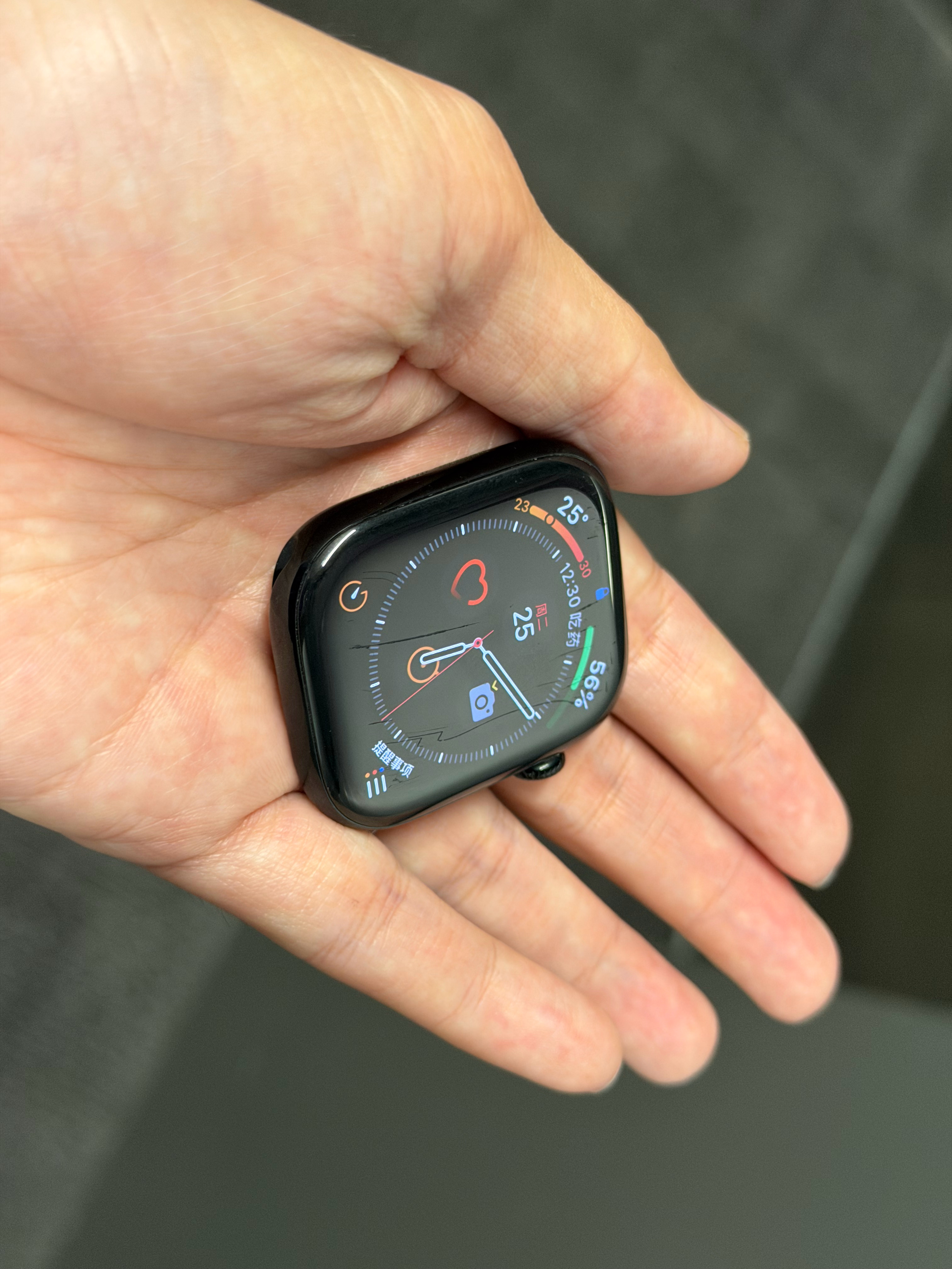新三年旧三年缝缝补补又三年…问题是我这Apple Watch三个月就划成这样了，
