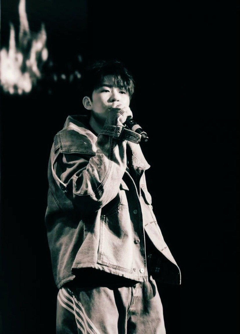 黄雨勋这次的回应真的挺有态度的，直接正面回应差评，一点都不拐弯。有人觉得他太较真