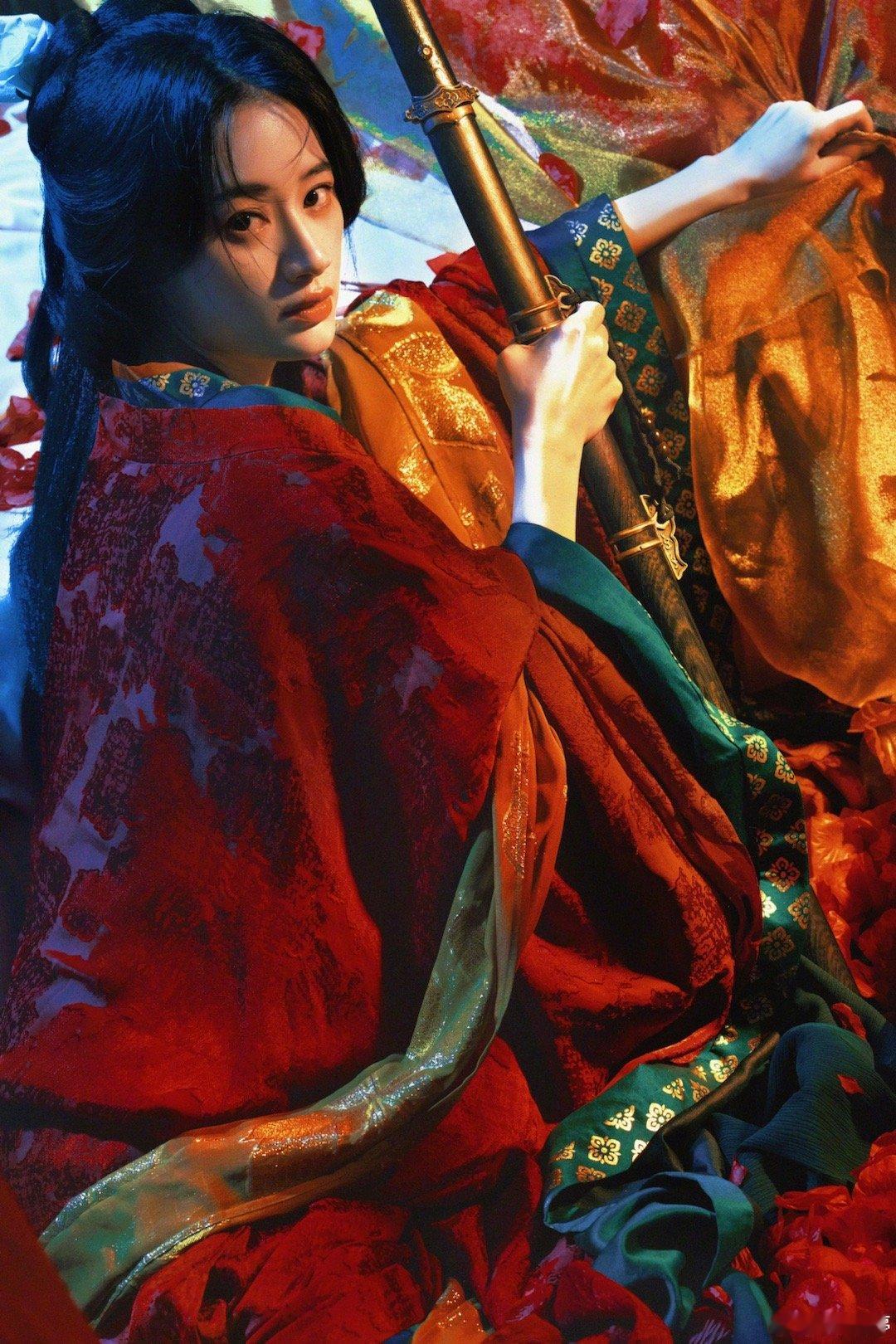超级喜欢朱山尽给郭晓婷拍的这组～郭晓婷真的～巨会表达情绪～她在静态图里也是活的～