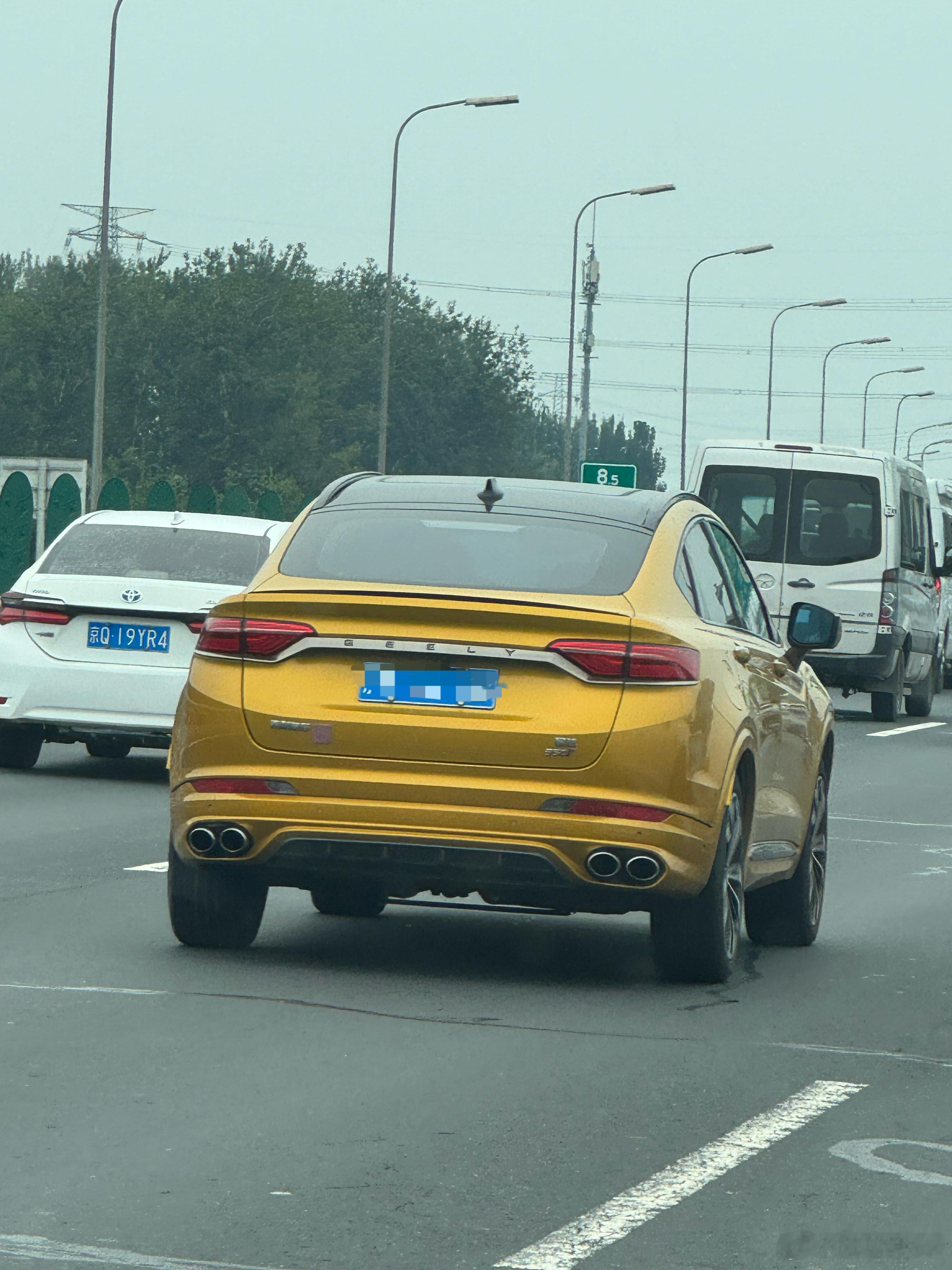 今天在路上遇到两台车，竟然有点怀念，一台吉利星越，一台腾势，两台车目前都已停产，