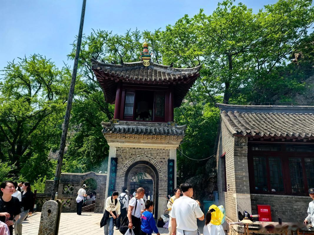 大孤山太有层次了，这条路是一步一步被“说清楚”的。从天后宫的安心，到砖雕五福的具