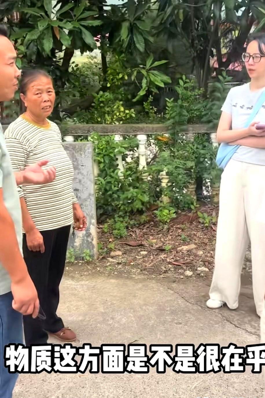 湖南的朱博士家这两天真热闹，粉丝从各地赶去找他，简直像开了场小型见面会。
左边那