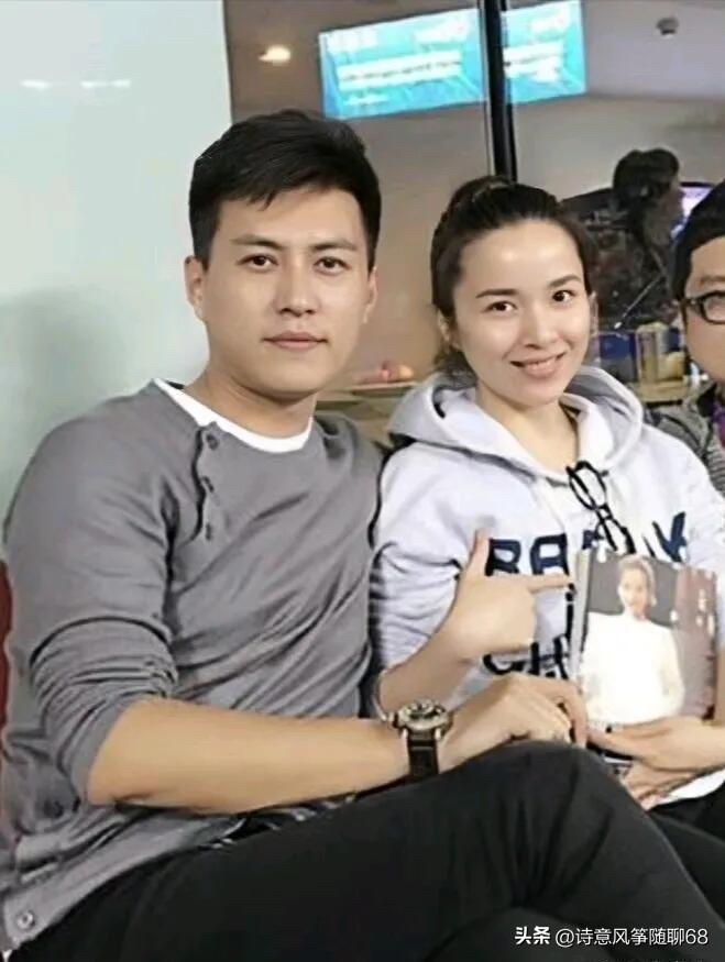 靳东和李佳是一对般配的明星夫妻，李佳这脸蛋，圆嘟嘟的，胶原蛋白十足，虽然只是化淡