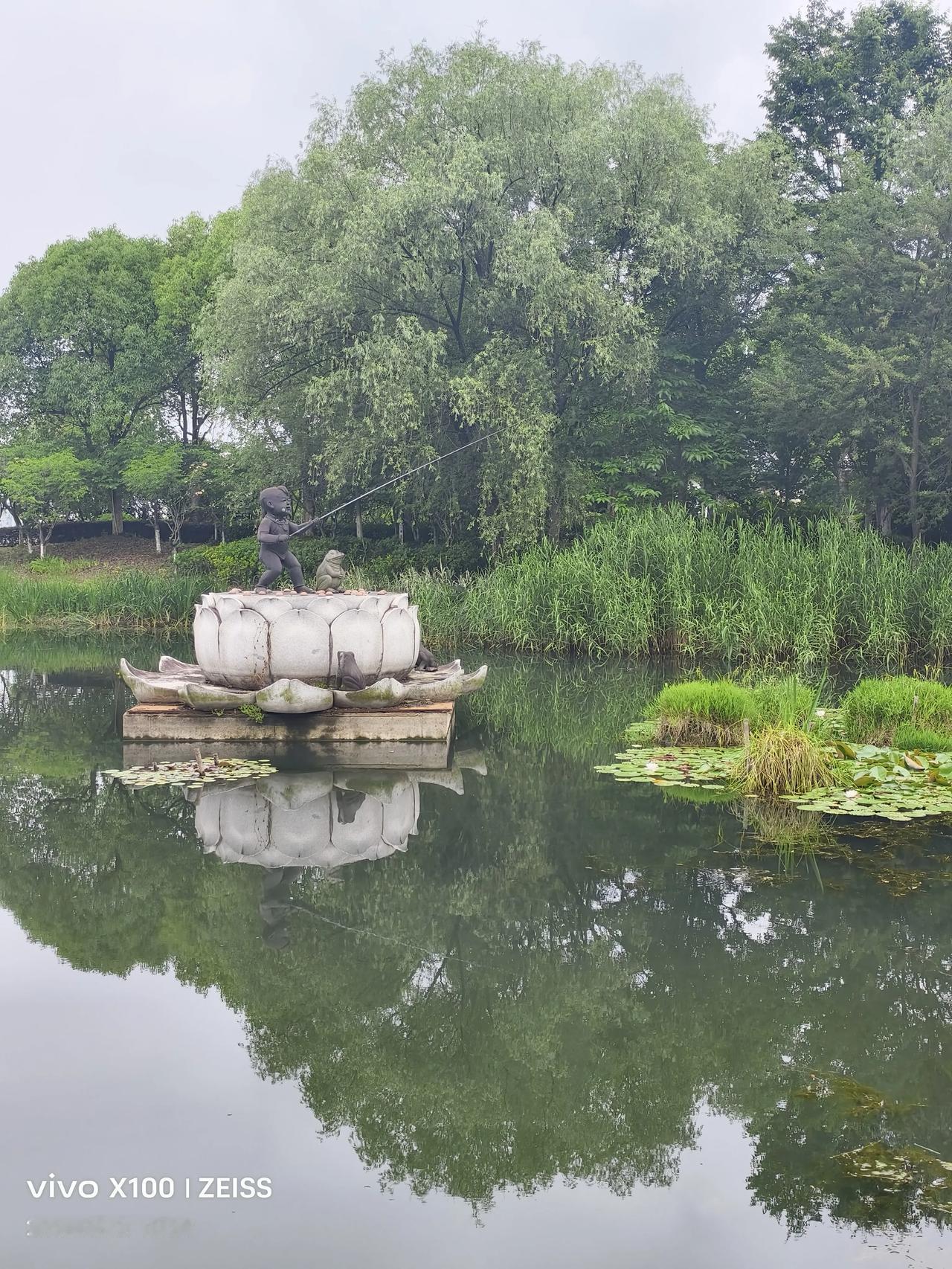 我认为越少越好人际交往贵在精不在多，三五知己胜过泛泛之交。无用社交耗费精力，精简
