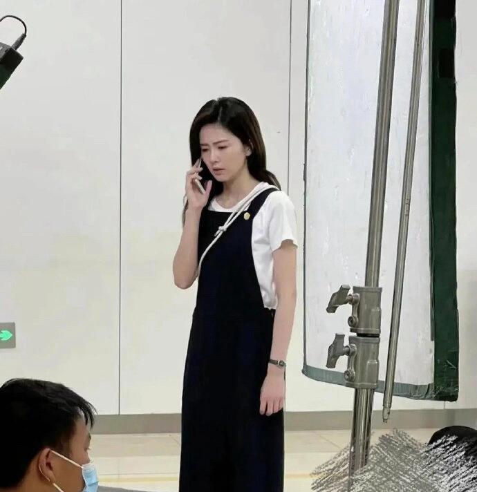 白鹿本人个子不高，很瘦，长得也不算漂亮 ​​​