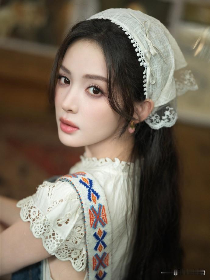 ❤️娜扎田园氛围感写真上线！
    蕾丝头巾搭配镂空上衣，慵懒倚靠复古画室窗边