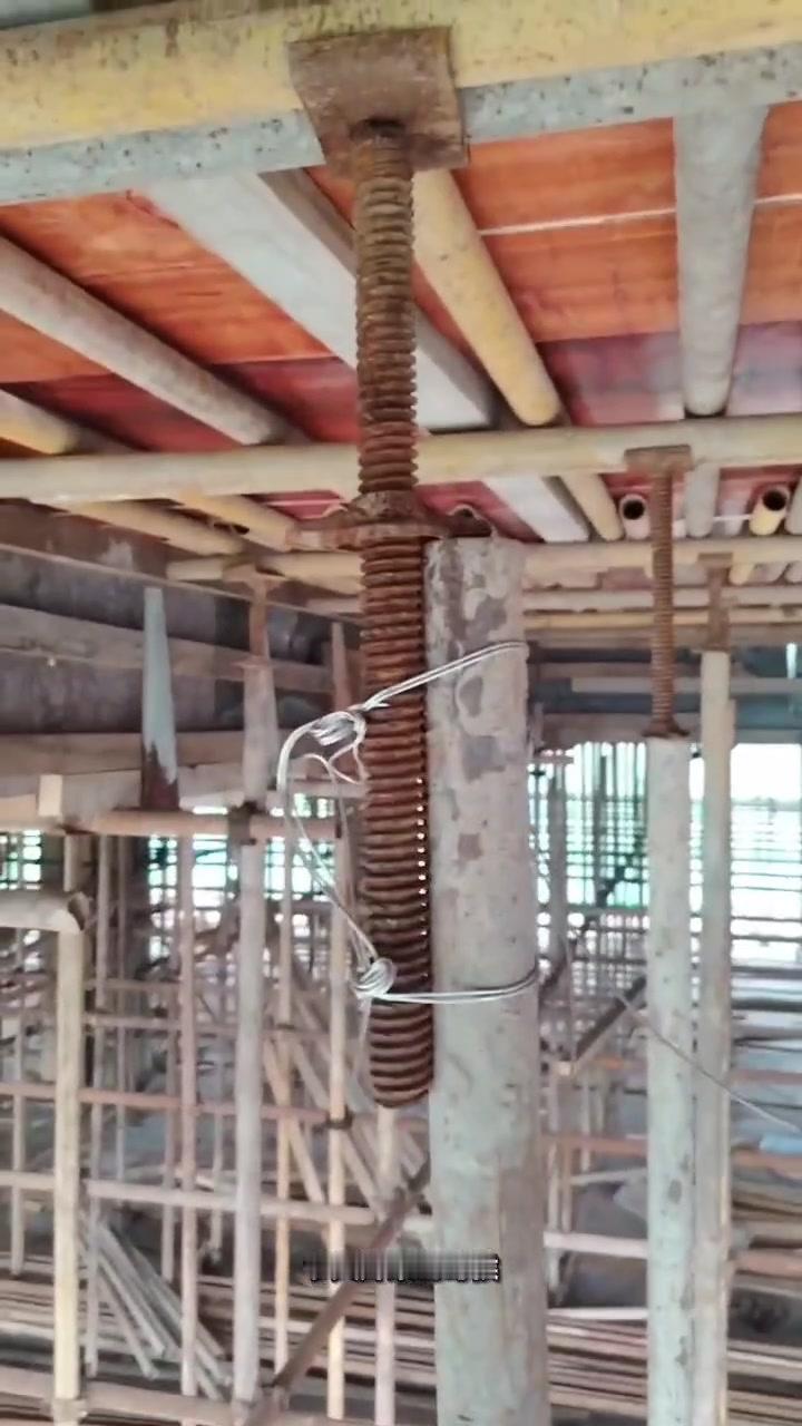🎯工地开架遇到钢管卡密洞，每次都费劲？今天被老师傅的操作惊艳到了！他看一眼就把
