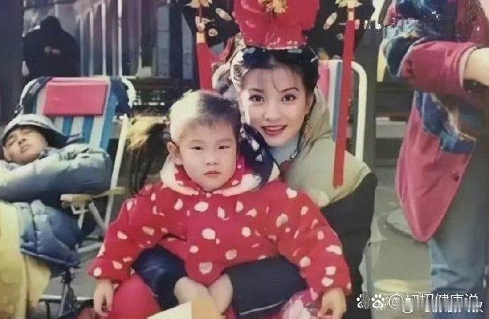《还珠格格》片场花絮照，满满的怀旧风 