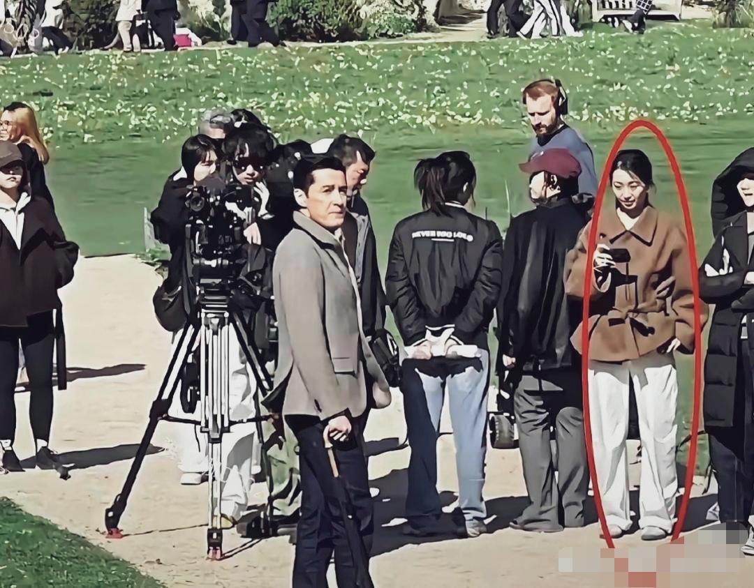 胡歌拍戏很少露面的妻子黄曦宁现场静静的陪伴，她穿着棕色短款外套和白色长裤，打扮低