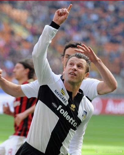 【意甲-卡萨诺点射巴神中柱 10人AC米兰半场0-1落后】北京时间3月17日，意