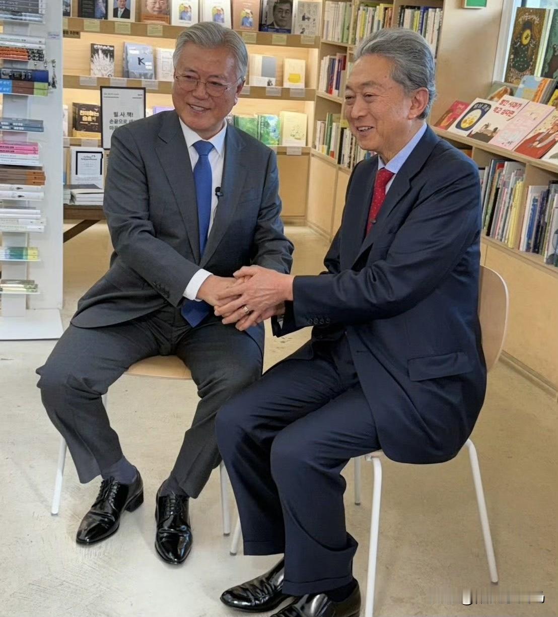 日本前首相鸠山友纪夫到访韩国，拜会韩国前总统文在寅！