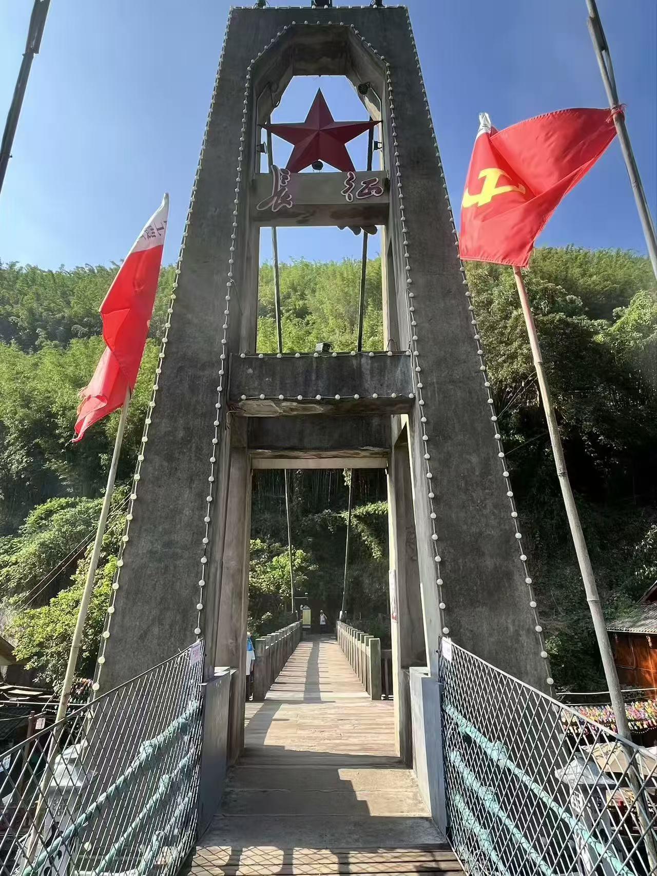 今天，是纪念中国工农红军长征胜利90周年纪念日。
一大早起来，脑海里浮现出“红军