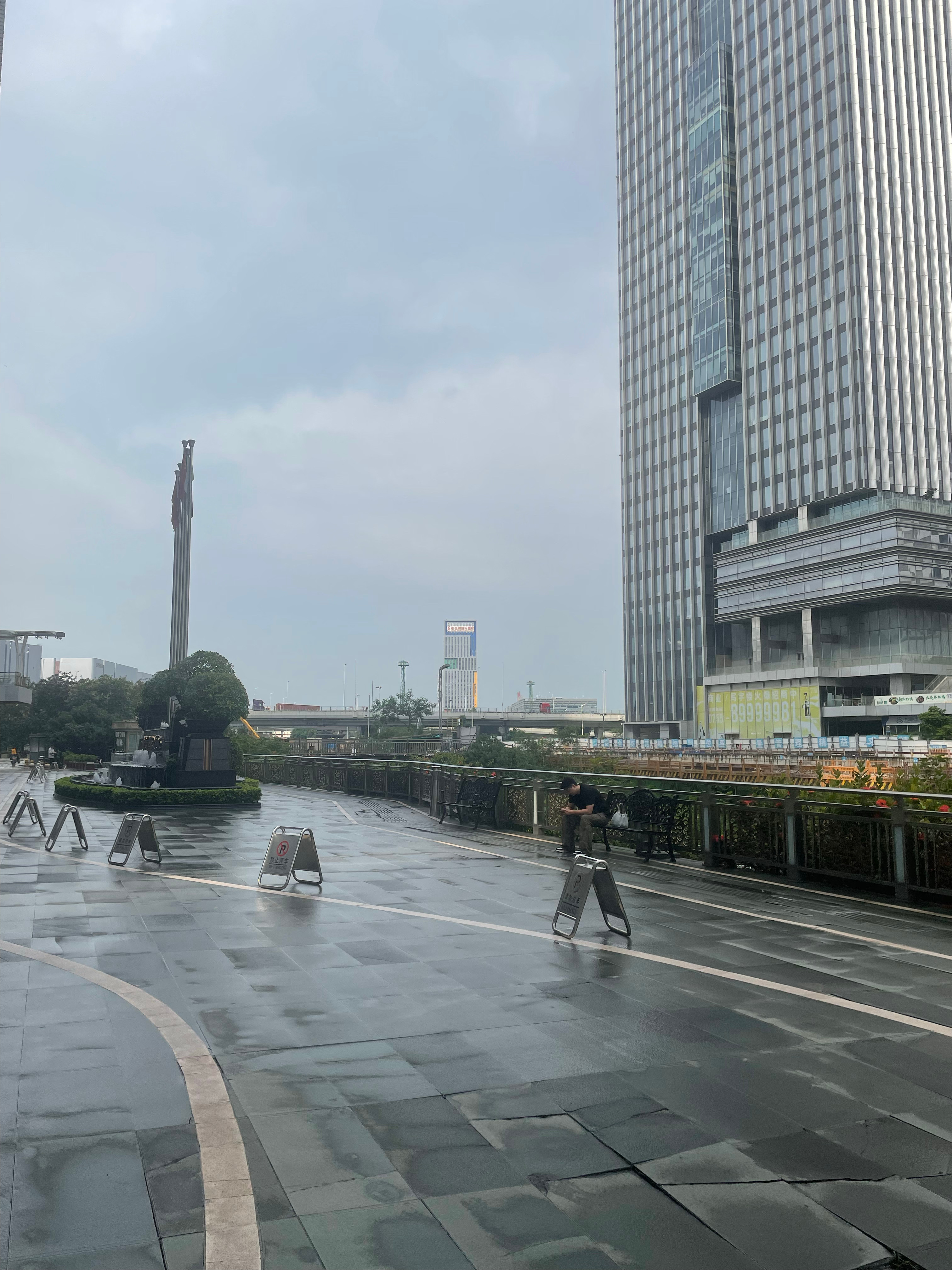 今天迟到了吗？迟到了，哈哈！现在还没到公司！ ​​​