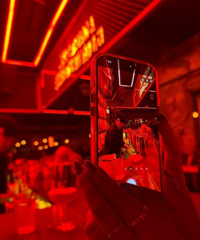 和花收拾完洗完澡 突然想要微醺
冒着雨出门微醺 选了一家店两个人喝够后
沿着淮海