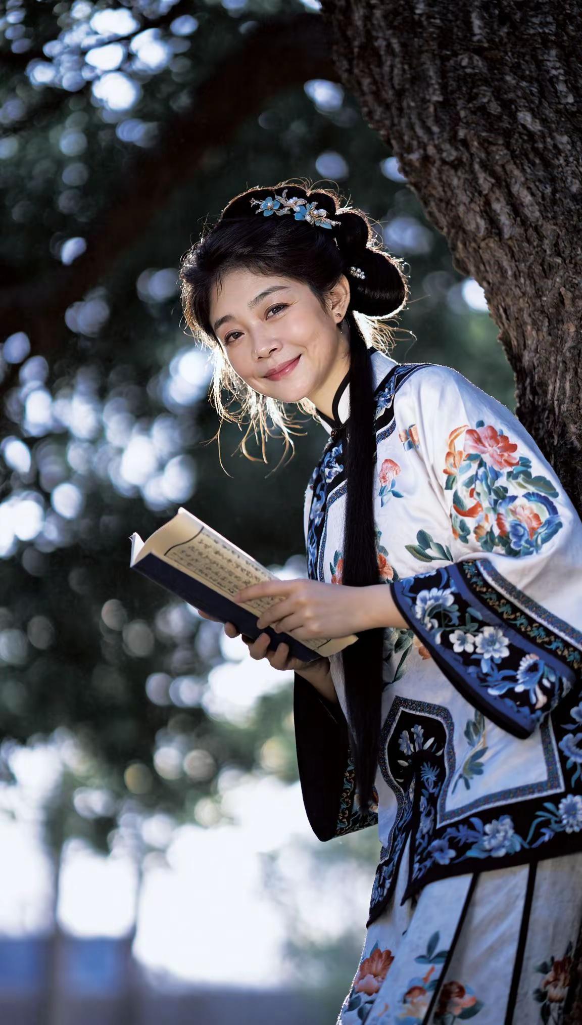 今日分享。AI树下读卷照 ai创作