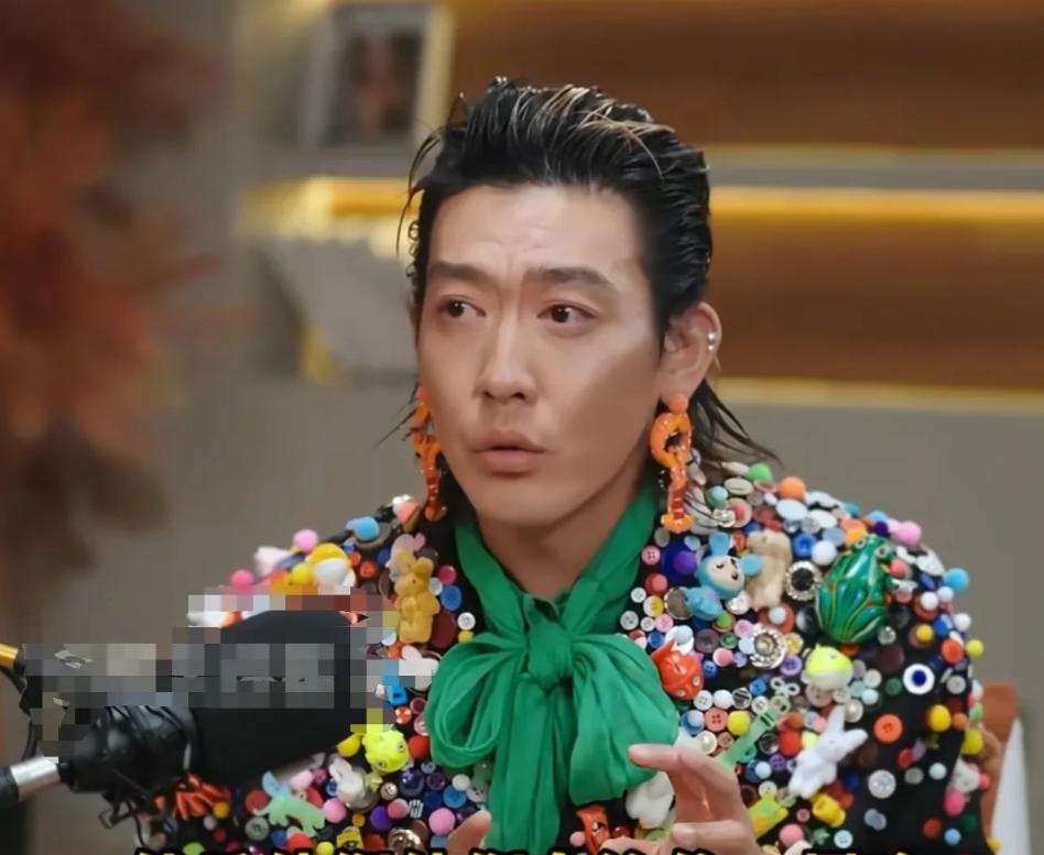 姜思达哭着说："我在北京挣了钱后，把妈妈和姥爷从齐齐哈尔接来了北京，让他们跟着我