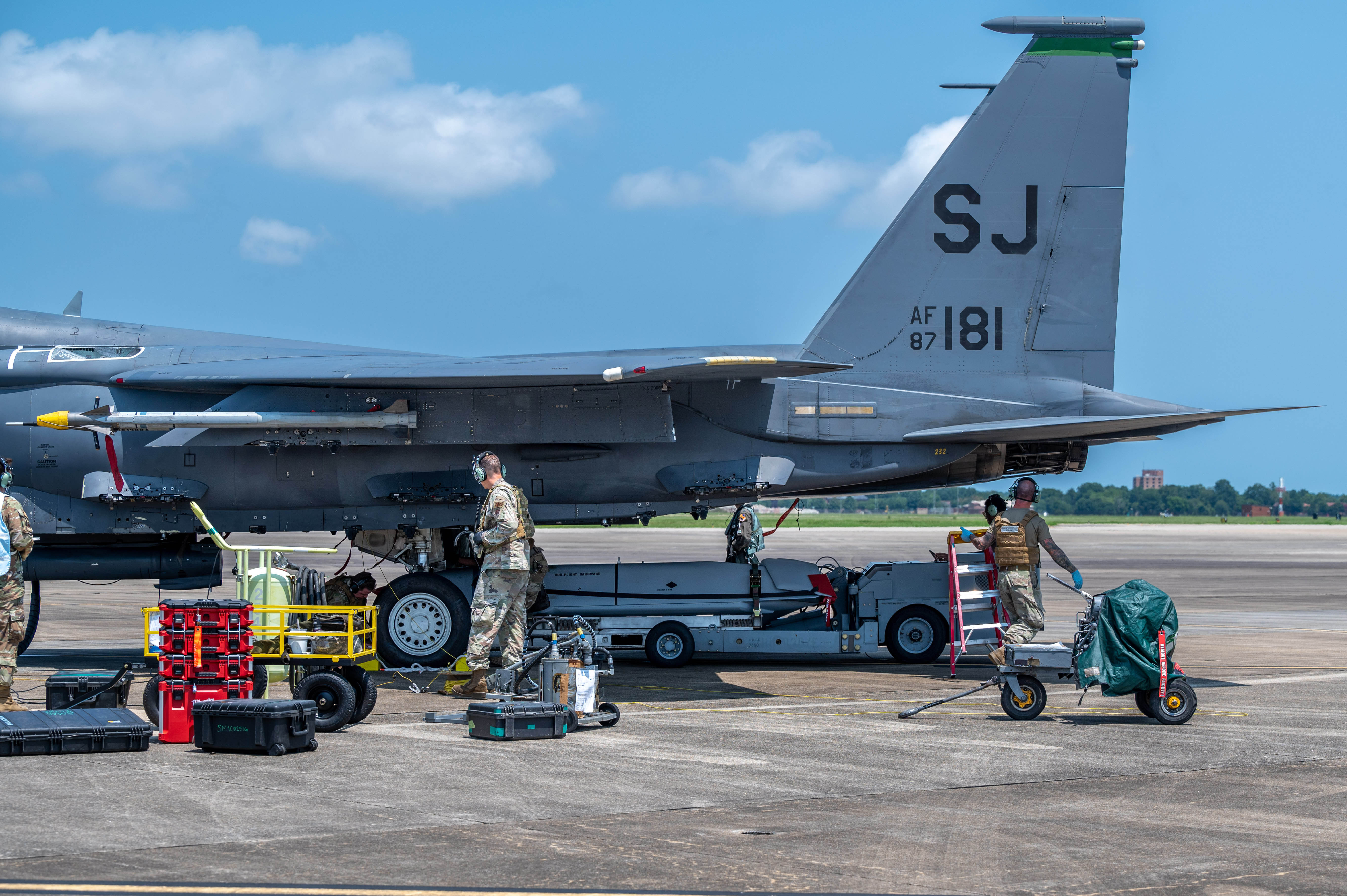 #航空新视野[超话]# 近几年，美国空军的F-15E战斗机和F-15EX战斗机，
