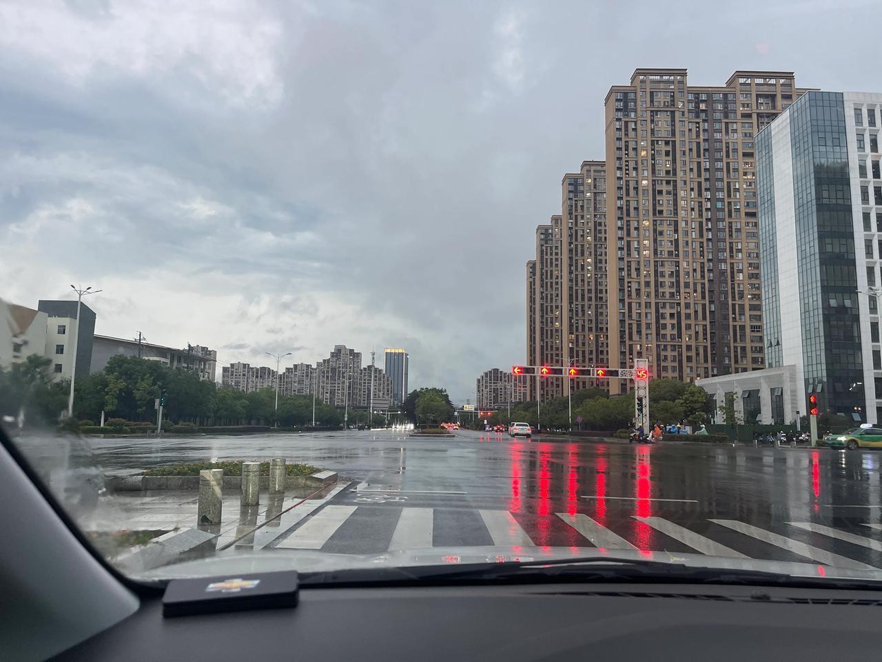 #雨后的南昌也# #南昌今日有凤凰传奇# #您喜欢南昌吗#