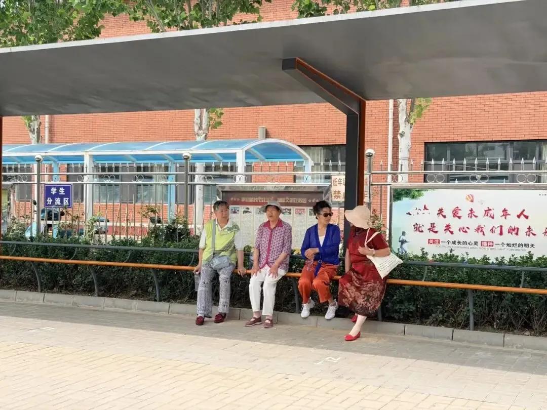 顺义“一根棍”长椅上了人民日报、半月谈。一个设计独特的长椅何以引发广泛关注，人民