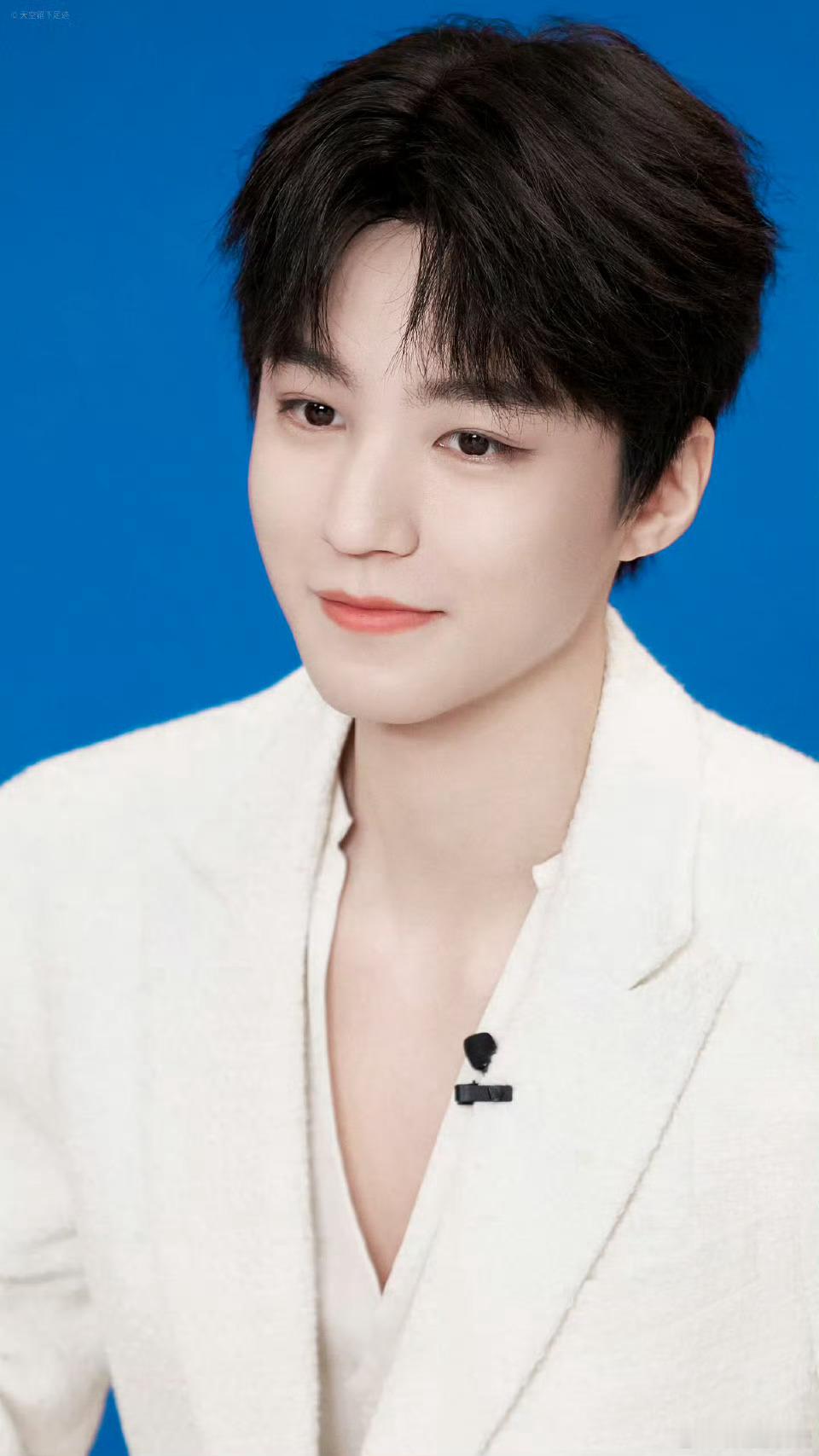 王俊凯积水卧蚕挡水听说过眼窝积水，第一次见卧蚕也能挡水！王俊凯这五官真绝了，求老