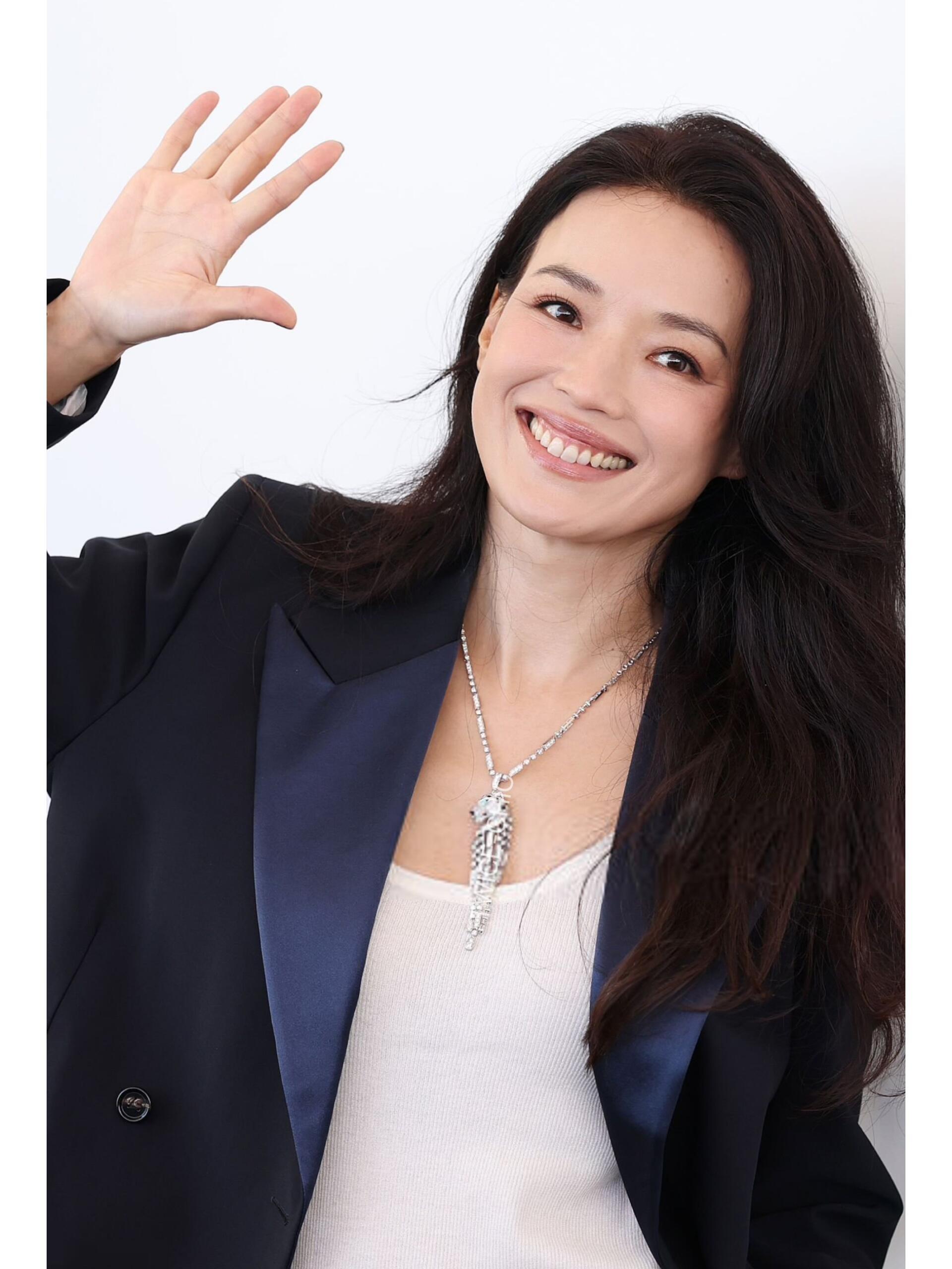 威尼斯电影节上，舒淇以BV西装搭配卡地亚珠宝惊艳亮相，外媒生图状态绝佳，年近五十