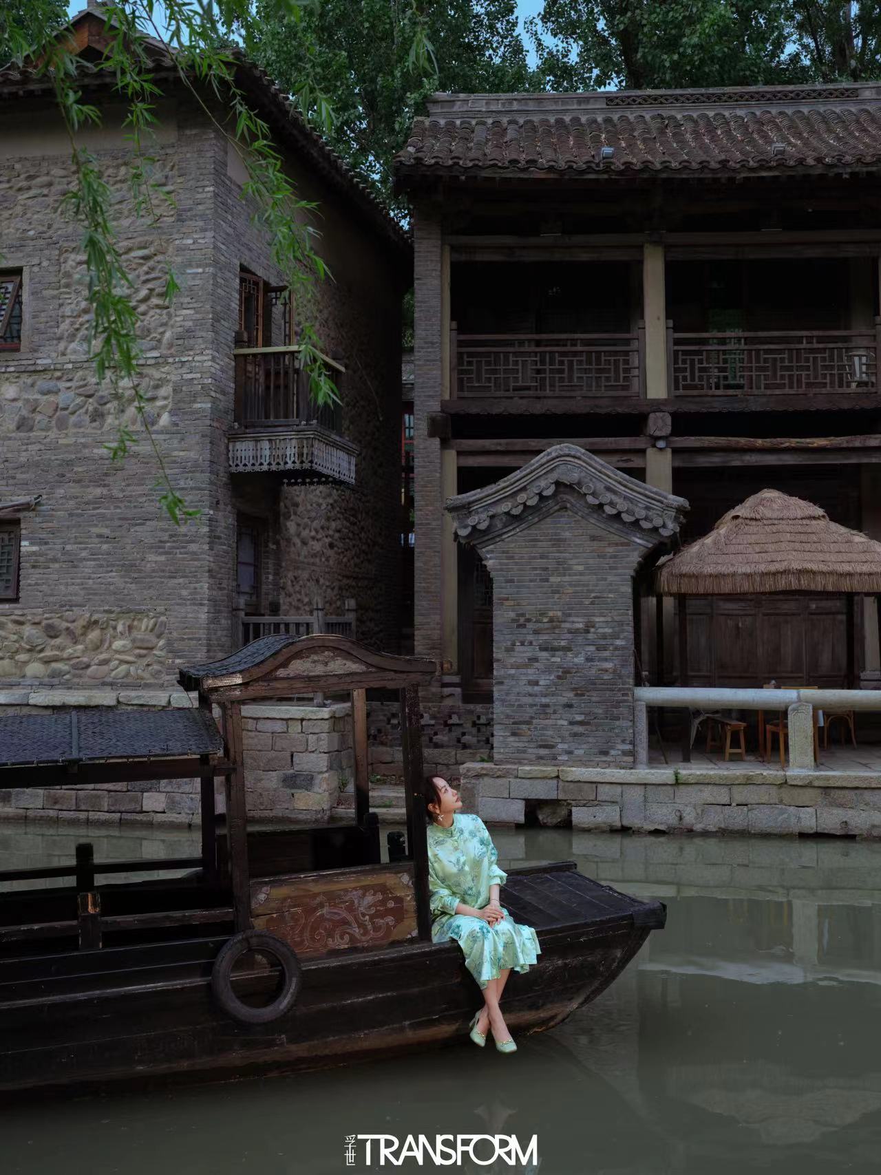 杨蓉在古北水镇拍杂志杨蓉居然美成这样水乡风光氛围感十足，杨蓉自带独特古典气场，眉