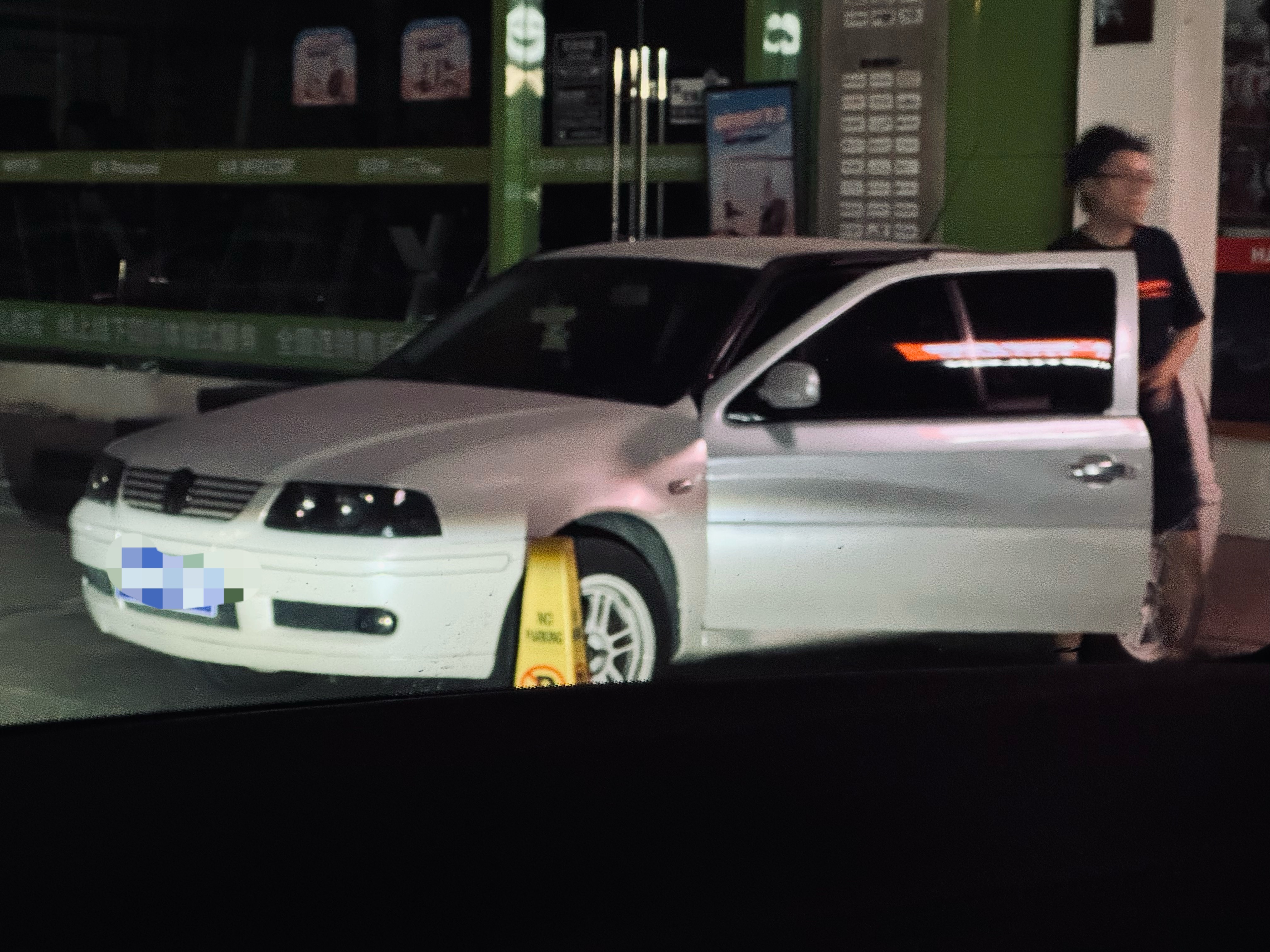2025年，竟然在上海市区见到一台活着的这个车～认识它的同学，应该和我一样人到中
