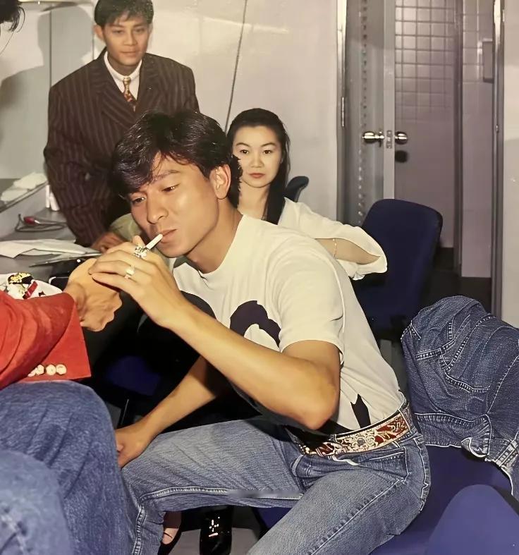 原来刘德华也抽烟。
男人不吸过烟就不是一个完整的男人啊！
