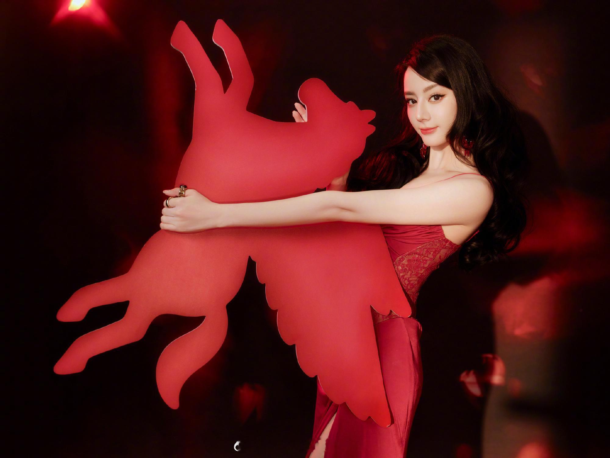 迪丽热巴红裙摇曳 红裙映佳人，氛围感拉满～ 