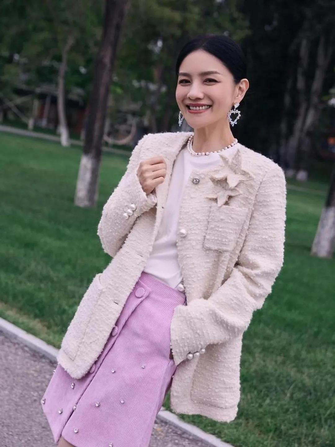 胡可这一身，把中年女性的优雅与时髦平衡得刚刚好✨
 
米白色小香风外套温柔又显贵