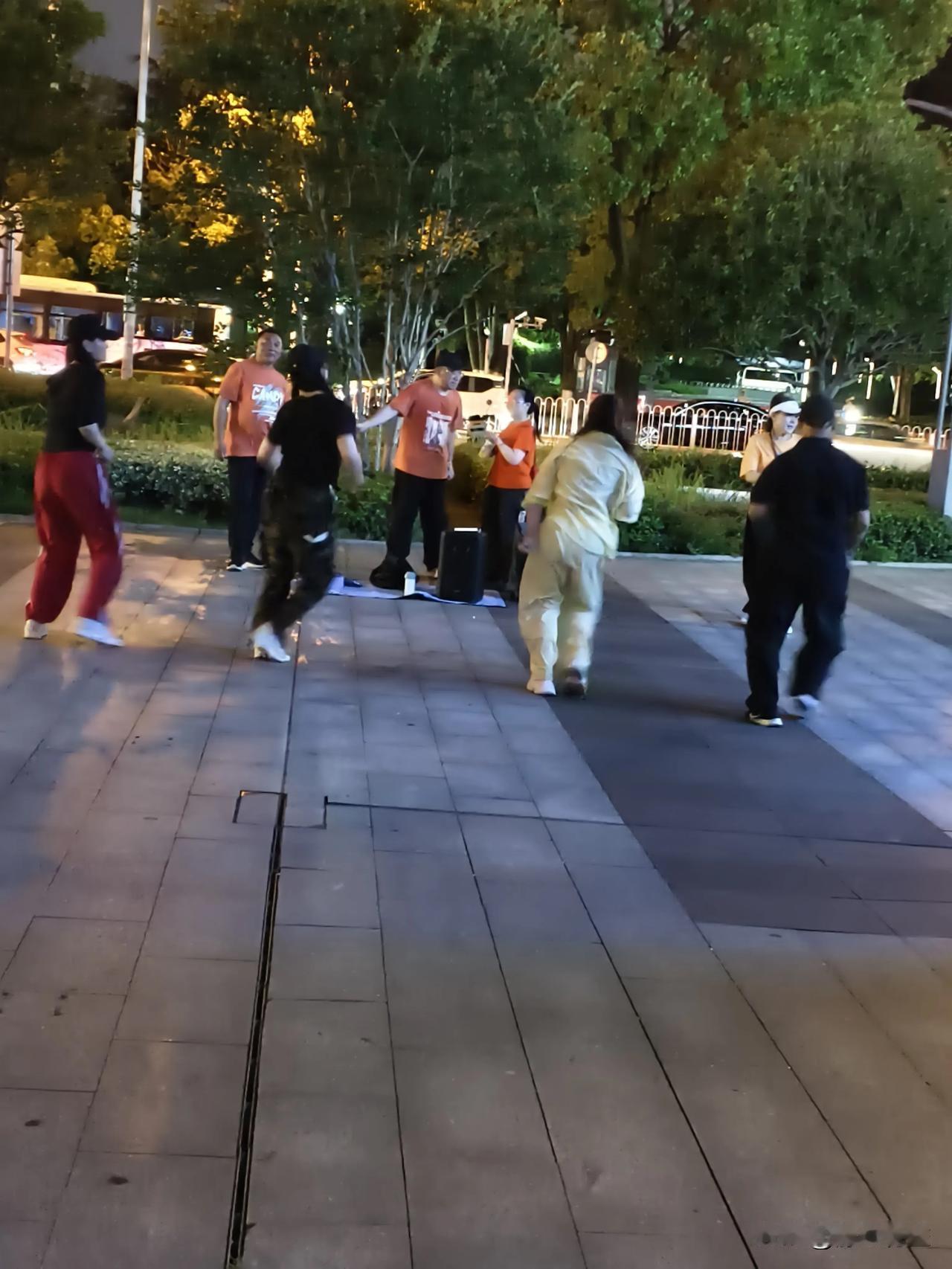 年轻人出来跳广场舞了，大妈勾不到老头了！小老头盯着看阿娜多姿的小仙女跳舞。
我怀