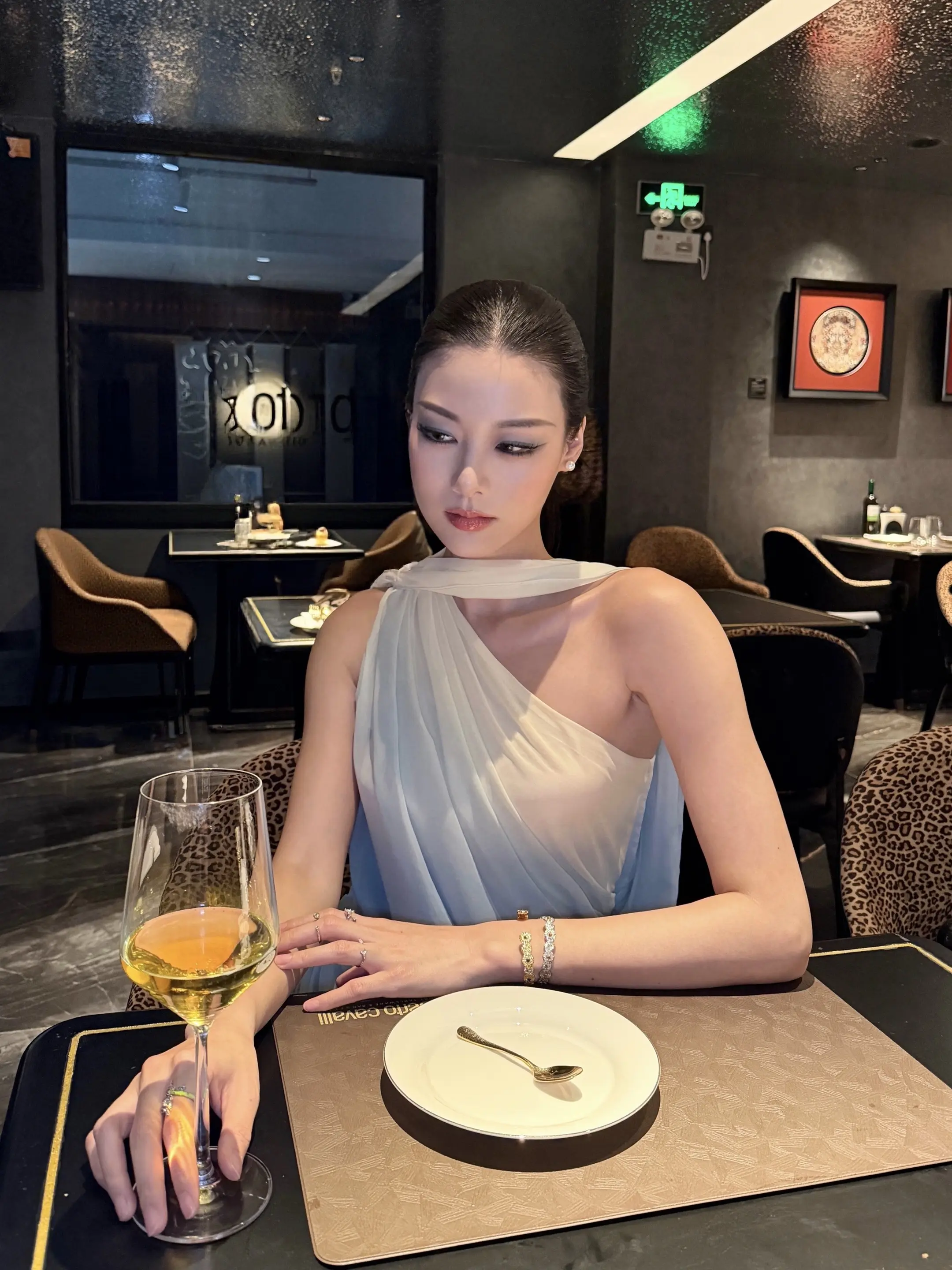 date with me🥂。