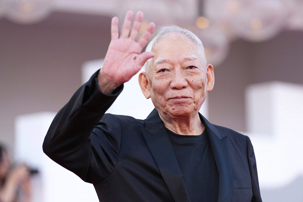 袁和平亮相威尼斯电影节《地堡》首映红毯，他出任本届威尼斯电影节华语电影全球推广系