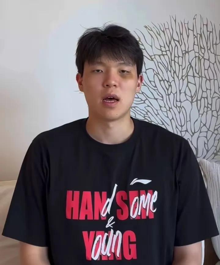 NBA训练营也下狠手

杨瀚森刚被队友肘成熊猫眼

脸肿得像个馒头，他转身就去找