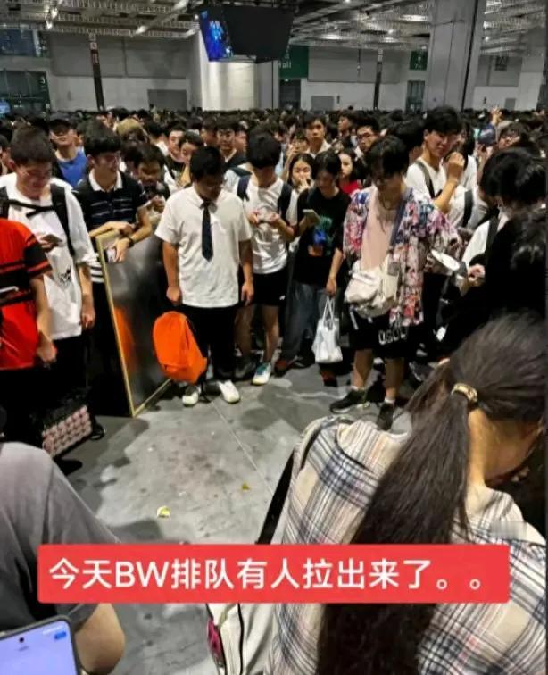 笑死！这次的上海漫展有些味道，居然有人拉稀，居然有人被喷一身，这其中的俊男靓女都