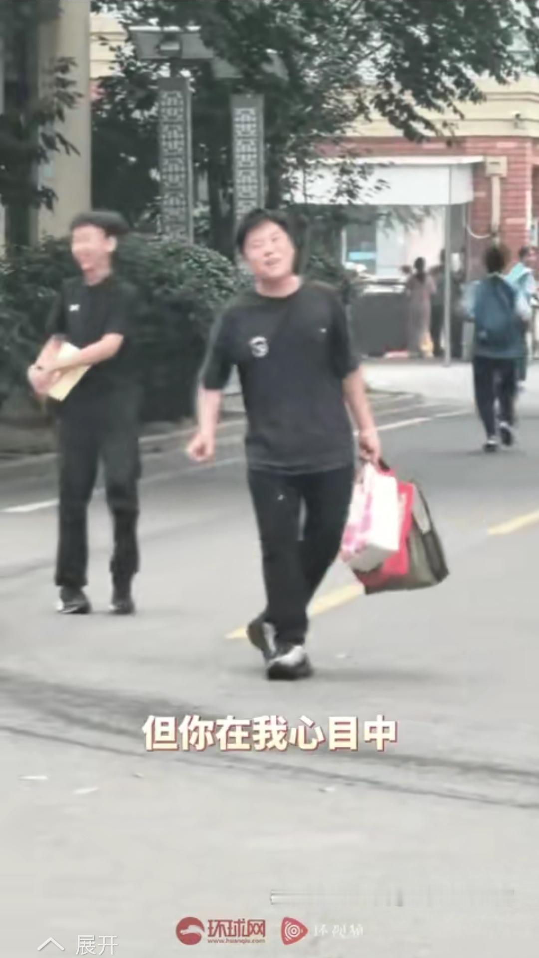 山东日照一名六年级男生在毕业离校时，突然冲老师喊：“我在你心目中可能不是那个最好