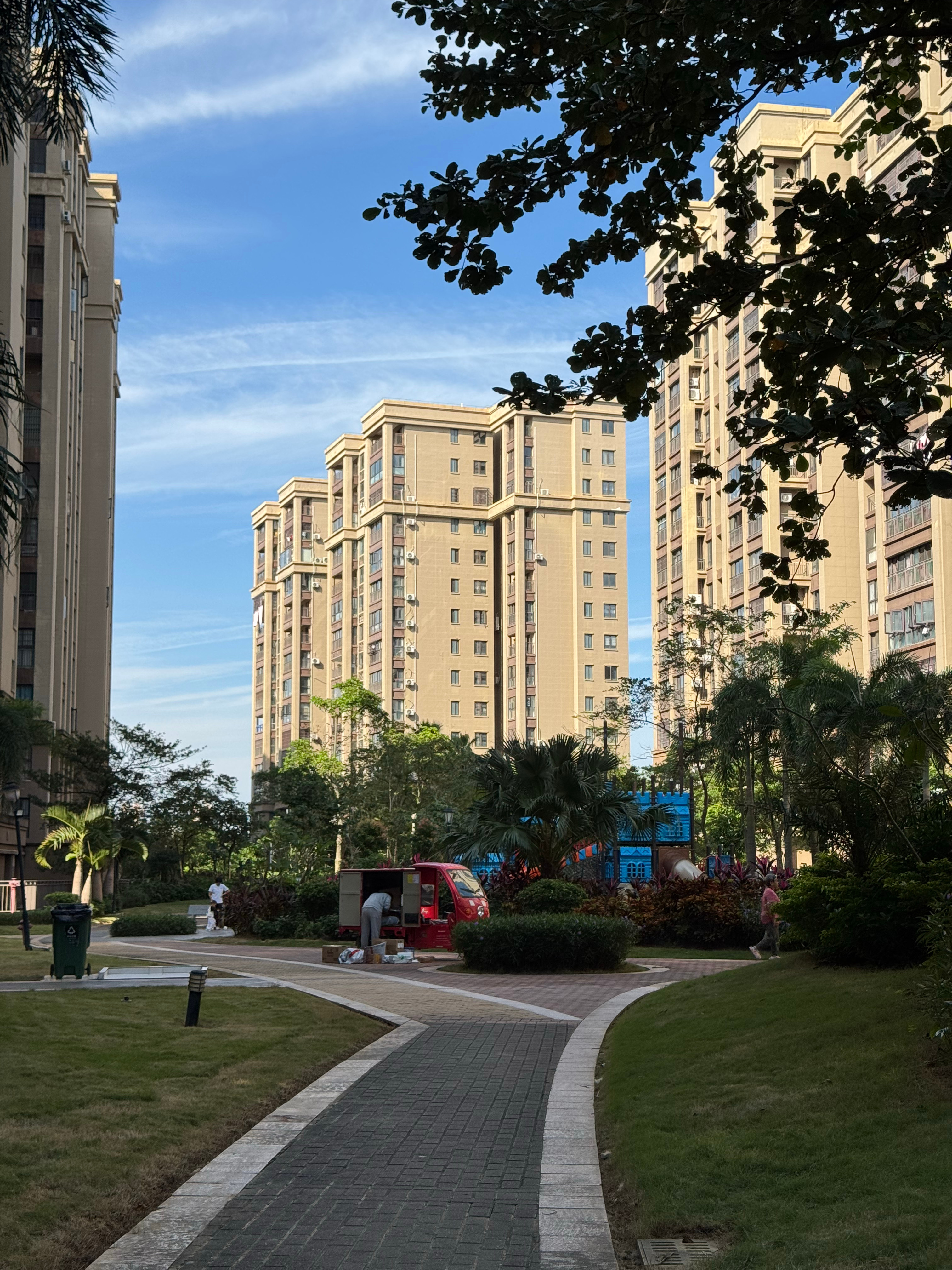 今晨海口的天空晴朗洁净得不可思议，七点多的PM2.5竟然只有9！在这绝佳的空气质