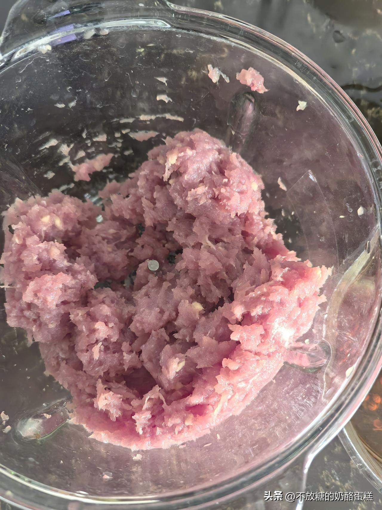 吃馅儿无非是生肉馅儿和熟肉馅儿，再加上可口的蔬菜。
生肉抱团紧实，但总缺少点儿葱